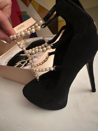 Zapatos de tacón negros con perlas