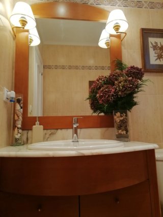 Mueble de baño madera y mármol