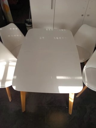 Mesa extensible y 4 sillas blancas