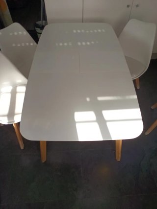 Mesa extensible y 4 sillas blancas