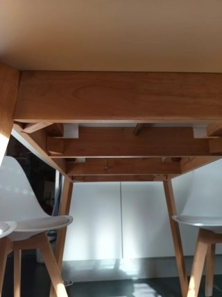 Mesa extensible y 4 sillas blancas