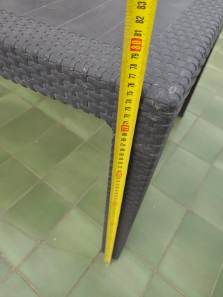 Mesa de terraza de plástico negra