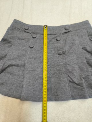 Falda gris con botones