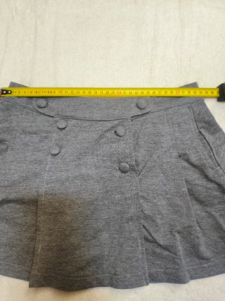 Falda gris con botones
