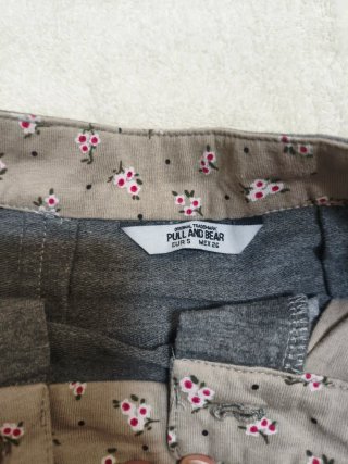 Falda gris con botones
