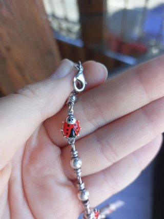 Pulsera plata con mariquitas