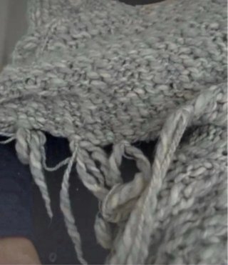 Chal tejido gris con flecos
