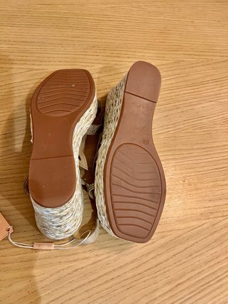 Sandalias Alma en Pena Beige y Doradas