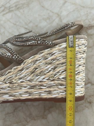 Sandalias Alma en Pena Beige y Doradas