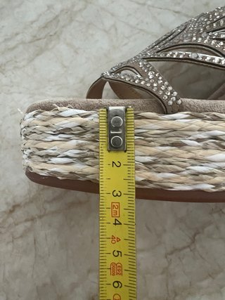 Sandalias Alma en Pena Beige y Doradas