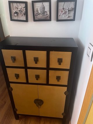 Mueble recibidor negro y dorado