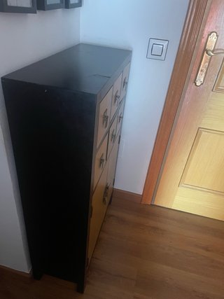 Mueble recibidor negro y dorado