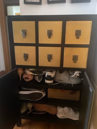 Mueble recibidor negro y dorado