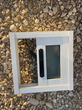 Ventana pequeña de aluminio