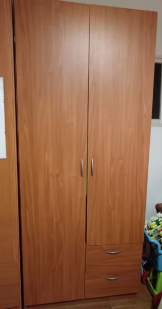 Armario de madera marrón