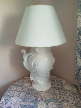 Lámpara de porcelana blanca con figura