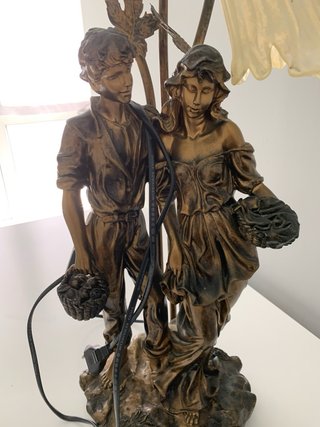 Lampada vintage con figure e paralumi