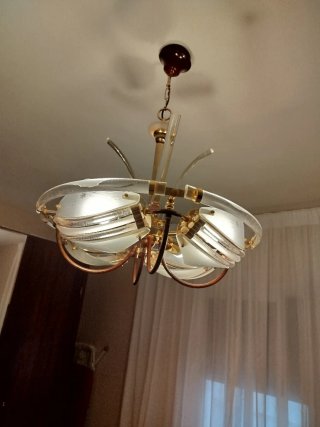 Lámpara de techo colgante dorada y cristal