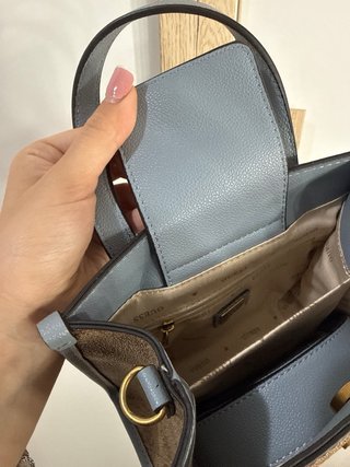 Borsa Guess marrone e blu