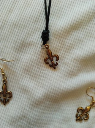 Conjunto collar y pendientes flor de lis
