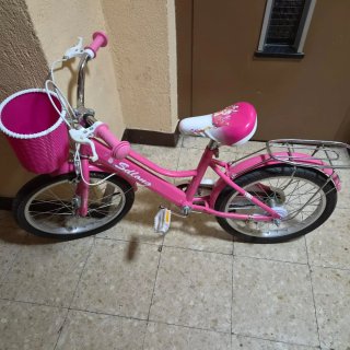 Bicicleta infantil rosa con cesta