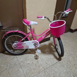 Bicicleta infantil rosa con cesta