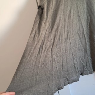 Camiseta verde militar holgada El mundo al revés