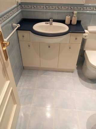 Mueble de baño madera blanco y azul