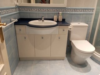 Mueble de baño madera blanco y azul