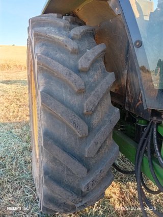 Tractor John Deere 3350 con pala averiado