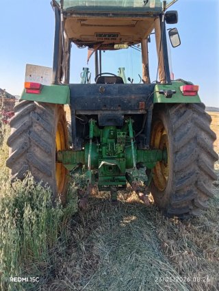 Tractor John Deere 3350 con pala averiado