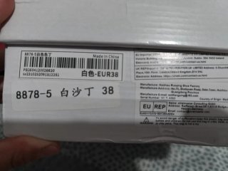 Zapatos de tacón blancos con perlas