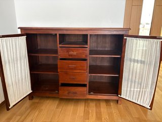 Armario de madera con puertas de cristal