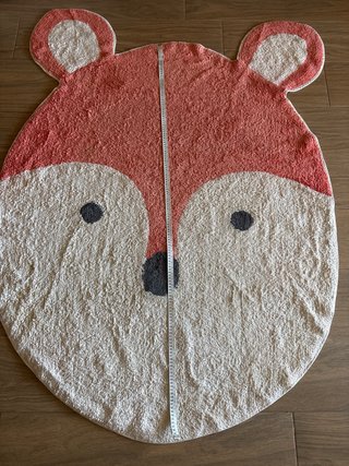 Alfombra infantil zorro beig y naranja.