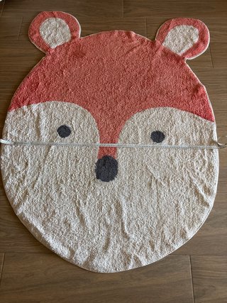 Alfombra infantil zorro beig y naranja.