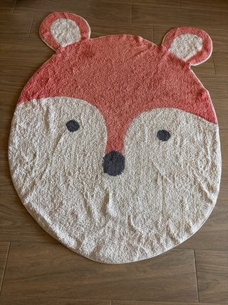 Alfombra infantil zorro beig y naranja.