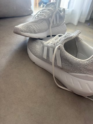 Zapatillas Adidas grises y blancas