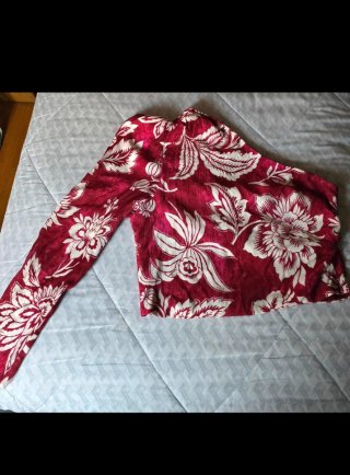 Blusa asimétrica floral roja y blanca