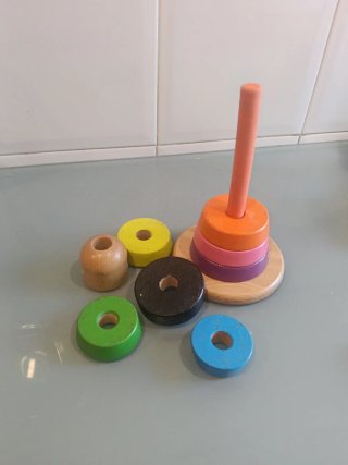 Torre apilable de madera para bebés
