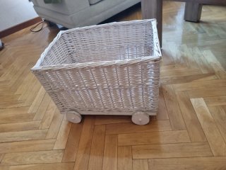 Cesto mimbre con ruedas blanco