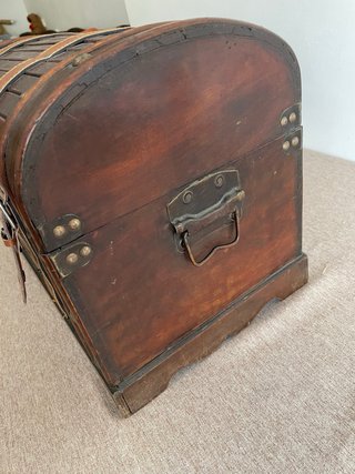 Baúl de madera estilo antiguo