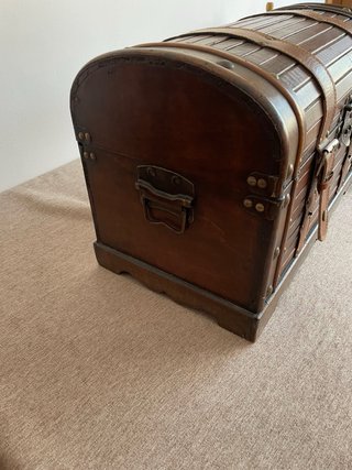Baúl de madera estilo antiguo