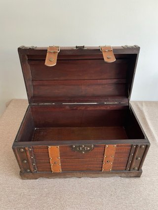 Baúl de madera estilo antiguo