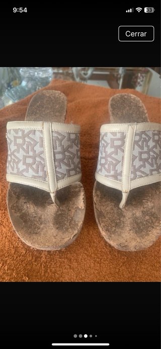 Sandalias cuña DKNY beige y marrón