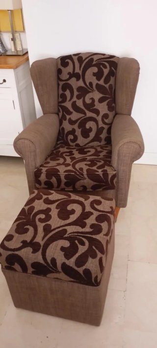 Sillón orejero con reposapiés