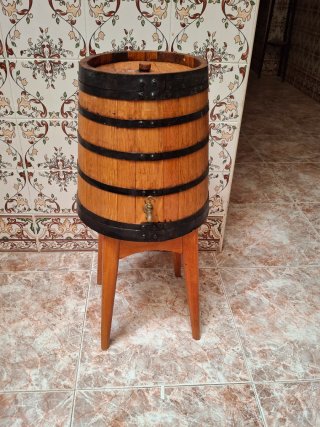 Barril madera decorativo y soporte hecho s  medida