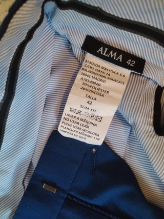 Traje azul y camisa blanca