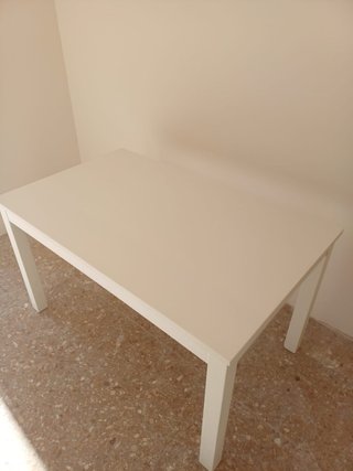 Mesa de comedor blanca de madera