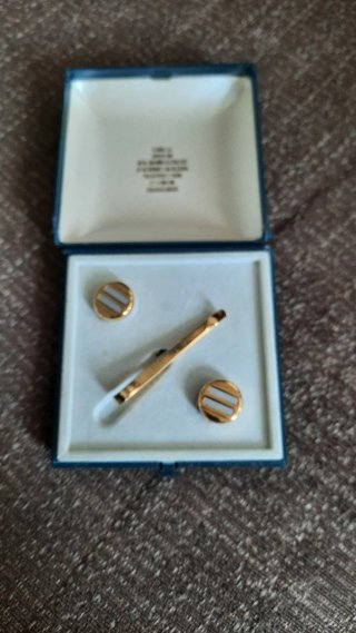 Gemelos y pasador de corbata chapados en oro