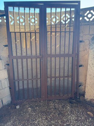 Puerta doble de hierro forjado
